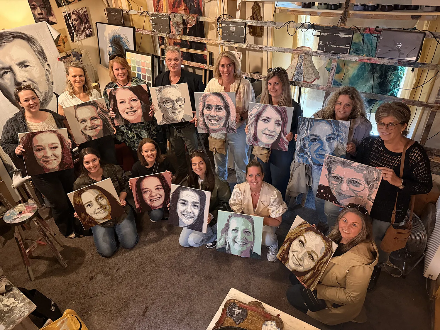 Groep vrouwen zelfgeschilderde portretten Atelier Vivalo Groep vrouwen met hun zelfgeschilderde portretten in Atelier Vivalo