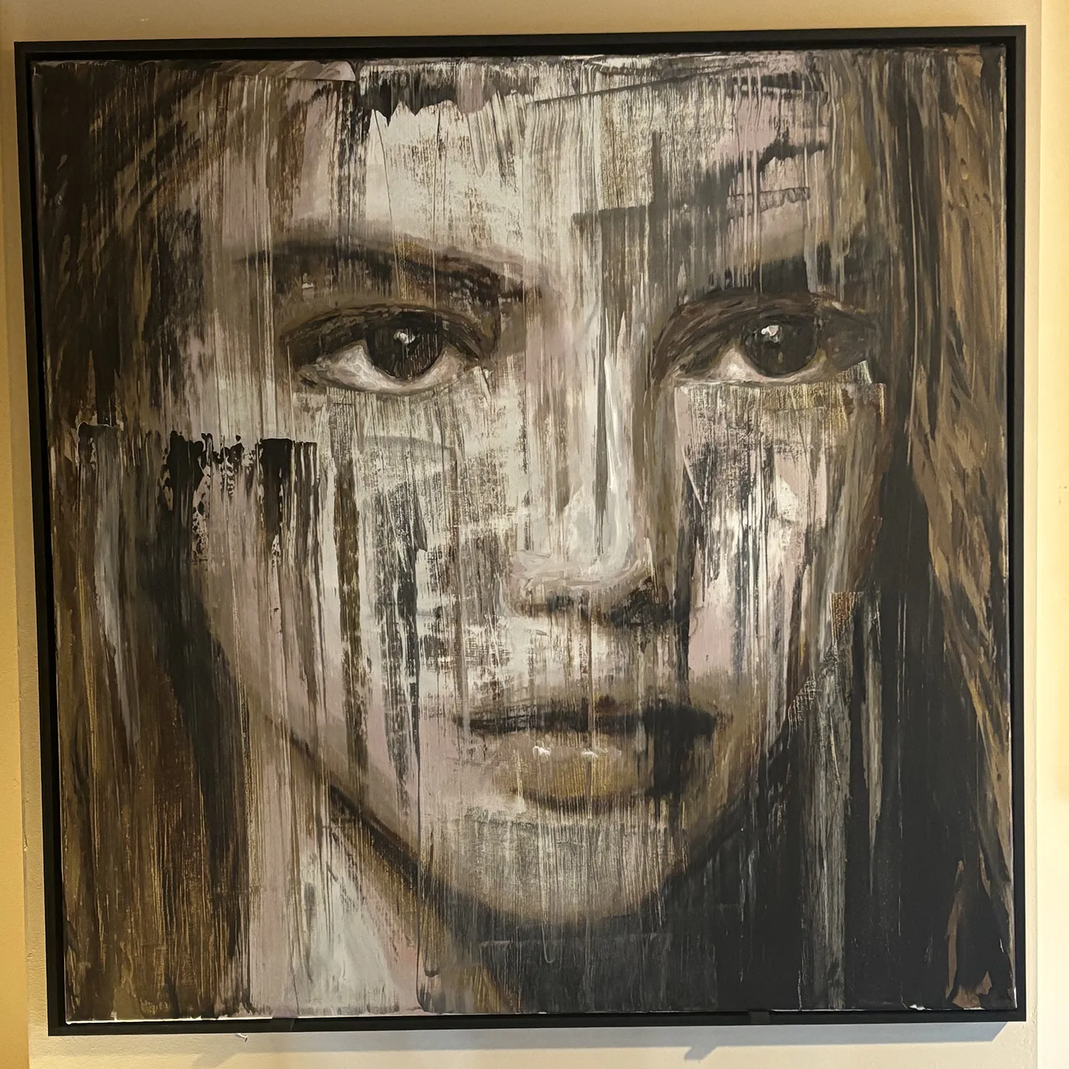 Ingelijst portret van een vrouw in grijs- en goudtinten met druppeleffect, werk van Victor van Loon
