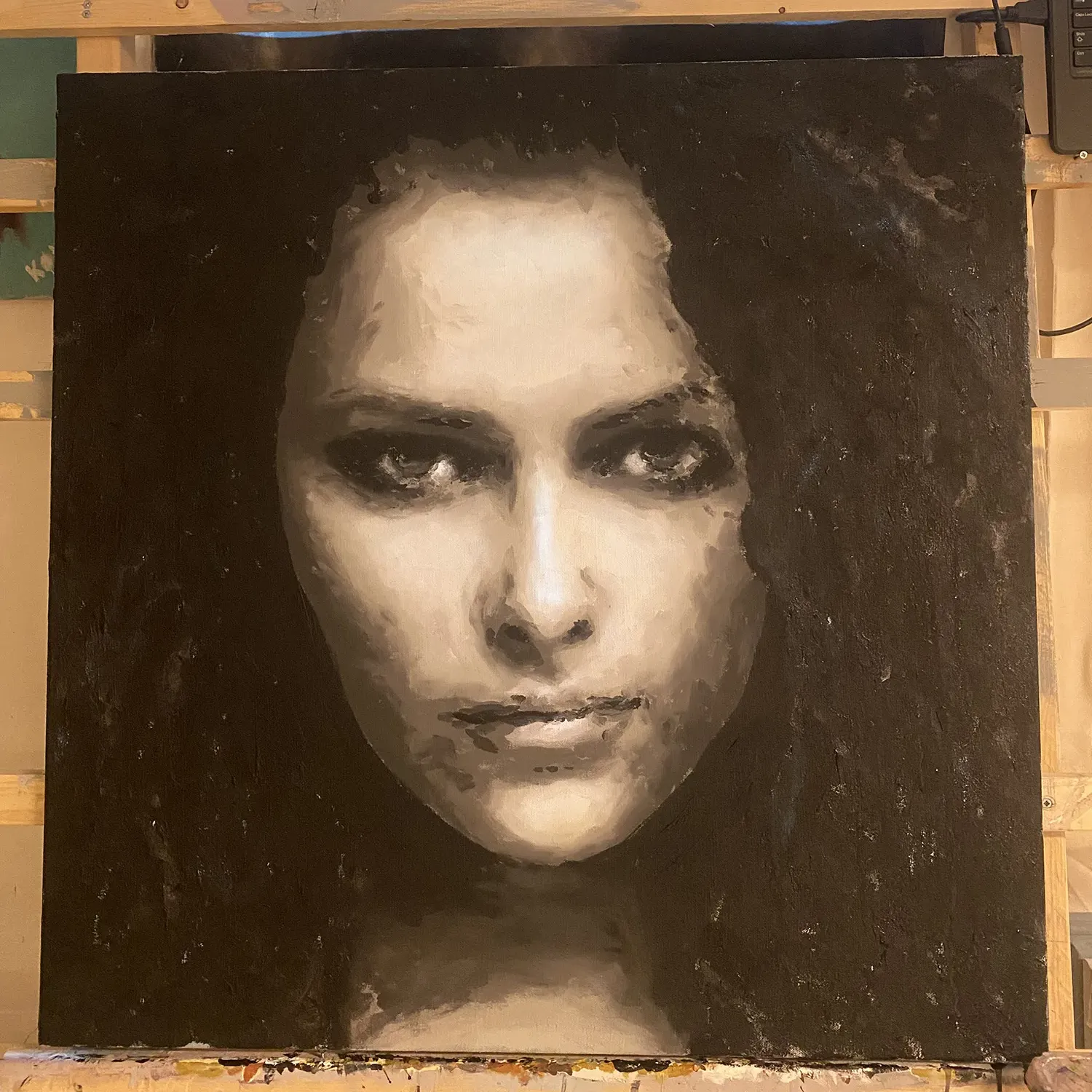 Geschilderd portret van een vrouw in zwart-, wit- en goudtinten